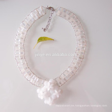 Collar con forma de flor de cristal blanca de moda